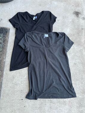 Divided Women's Short Sleeve V-Neck Tee - Black & Charcoal